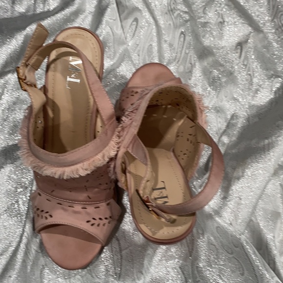 Shoes -M&L - Picture 6 of 8